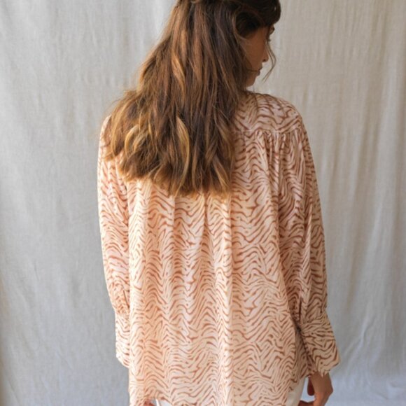 hana san sz 34 (XS US) Ivette blouse Nude animal print drama cuffs loose fit EUC - Picture 7 of 10